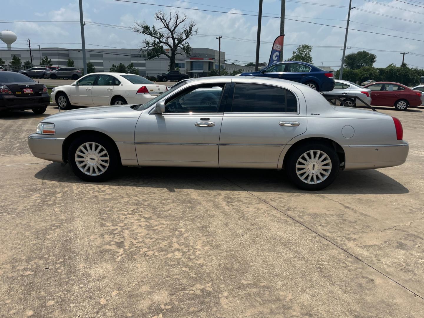 2004 SILVER /TAN Lincoln Town Car Signature (1LNHM81W54Y) with an 4.6L V8 SOHC 16V engine, 4-Speed Automatic Overdrive transmission, located at 14700 Tomball Parkway 249, Houston, TX, 77086, (281) 444-2200, 29.928619, -95.504074 - Photo#3